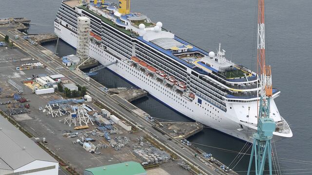 El Costa Atlántica en Nagasaki