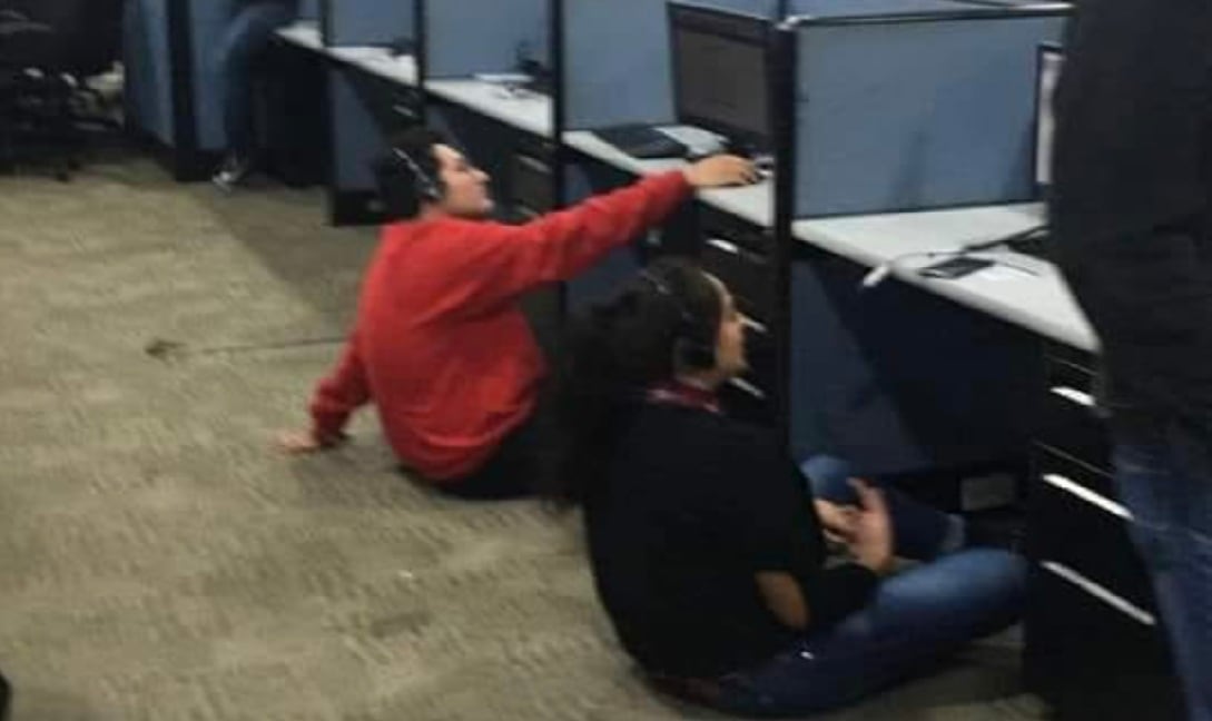 Le quitan la silla a trabajadores
