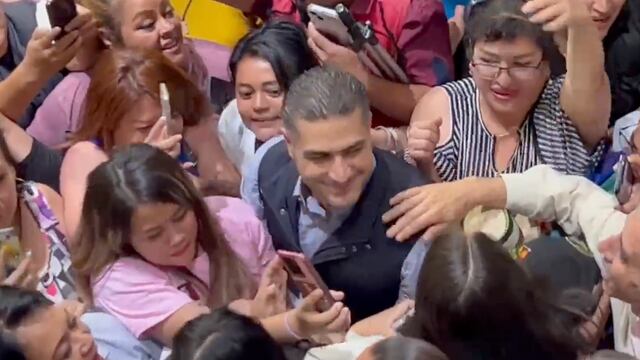 Aplastado y toqueteado: Omar García Harfuch entró a empujones a Expo Reforma, CDMX