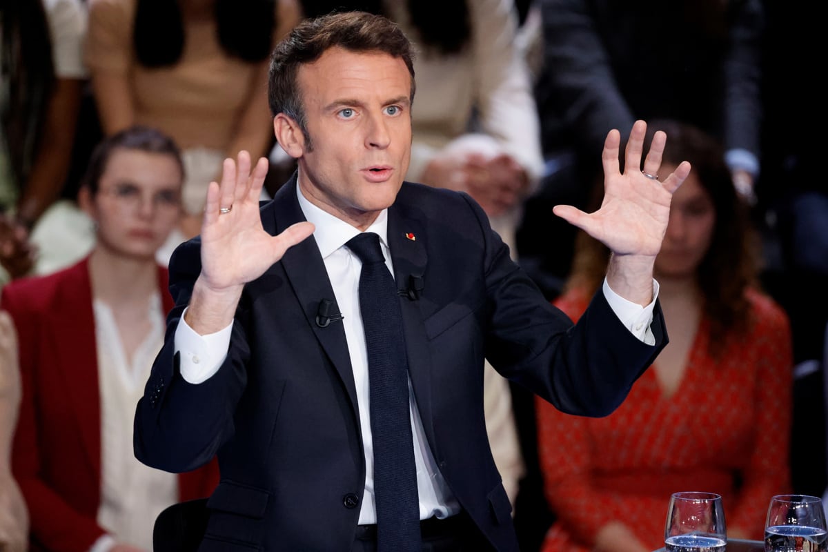 El presidente francés, Emmanuel Macron, avanzó este lunes que volverá a hablar con su homólogo ruso, Vladímir Putin, para intentar evitar "lo peor de la guerra", aunque recalcó que su diálogo con el Kremlin es sin "ninguna ingenuidad". EFE/EPA/LUDOVIC MARIN / POOL MAXPPP