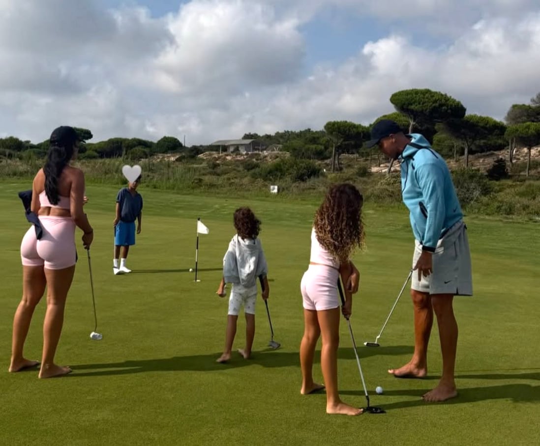 Georgina Rodríguez con sus hijos y Cristiano Ronaldo