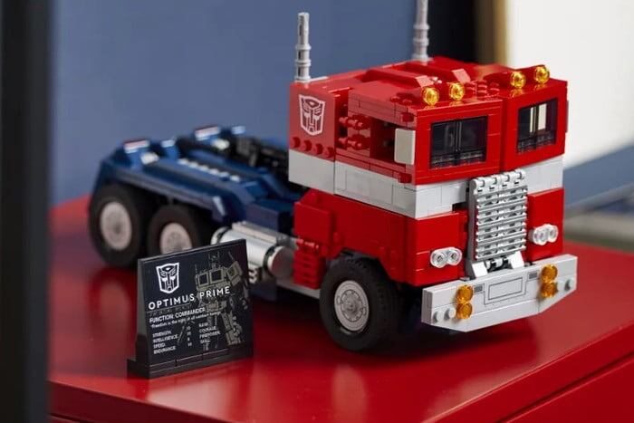 Figura LEGO Optimus Prime que se transforma