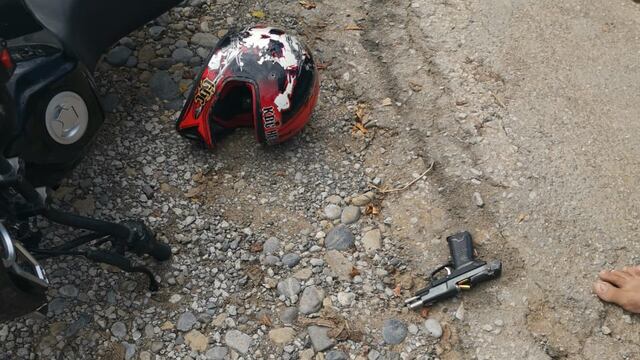 Motocicleta y arma del agresor