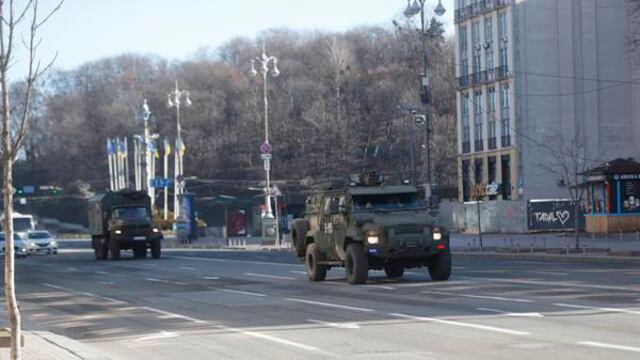 Vehículos blindados ucranianos transitan por una calle de Kiev, Ucrania