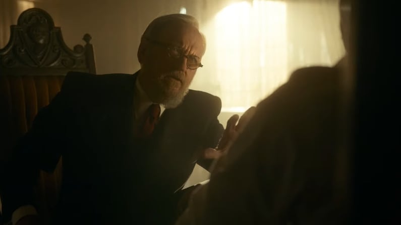 Richard Jenkins en Nightmare Alley de Guillermo del Toro