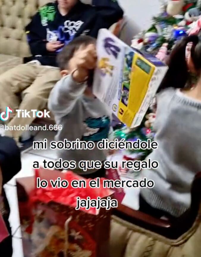 Niño recibe regalo de Santa que vio en el mercado