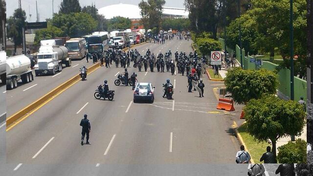 Al menos 9 lesionados por enfrentamiento entre policías y normalistas en Michoacán