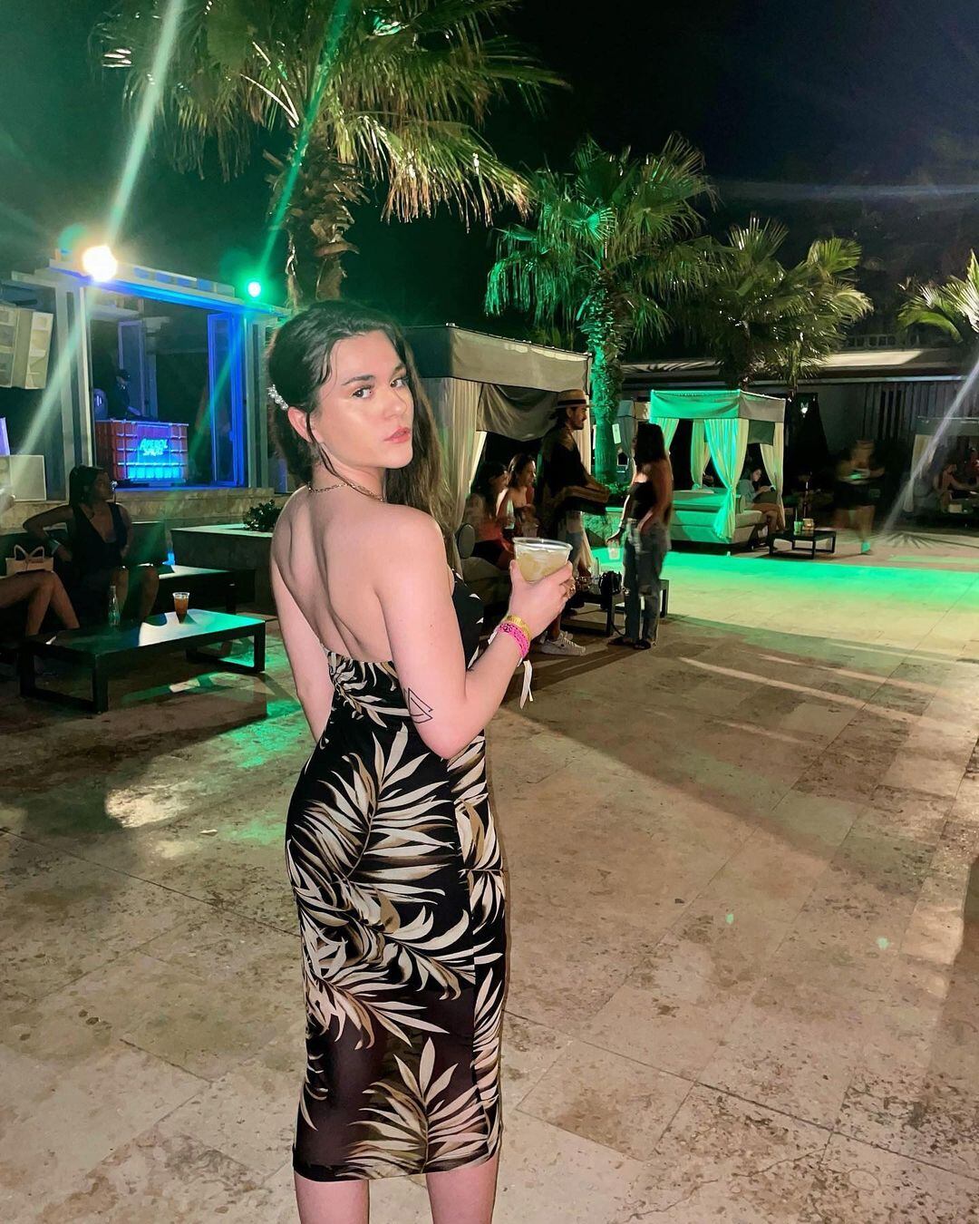 Influencer que viajó a Cancún desde Canadá en una fiesta en un avión sin medidas anti Covid-19/ @rebeccastpierre
