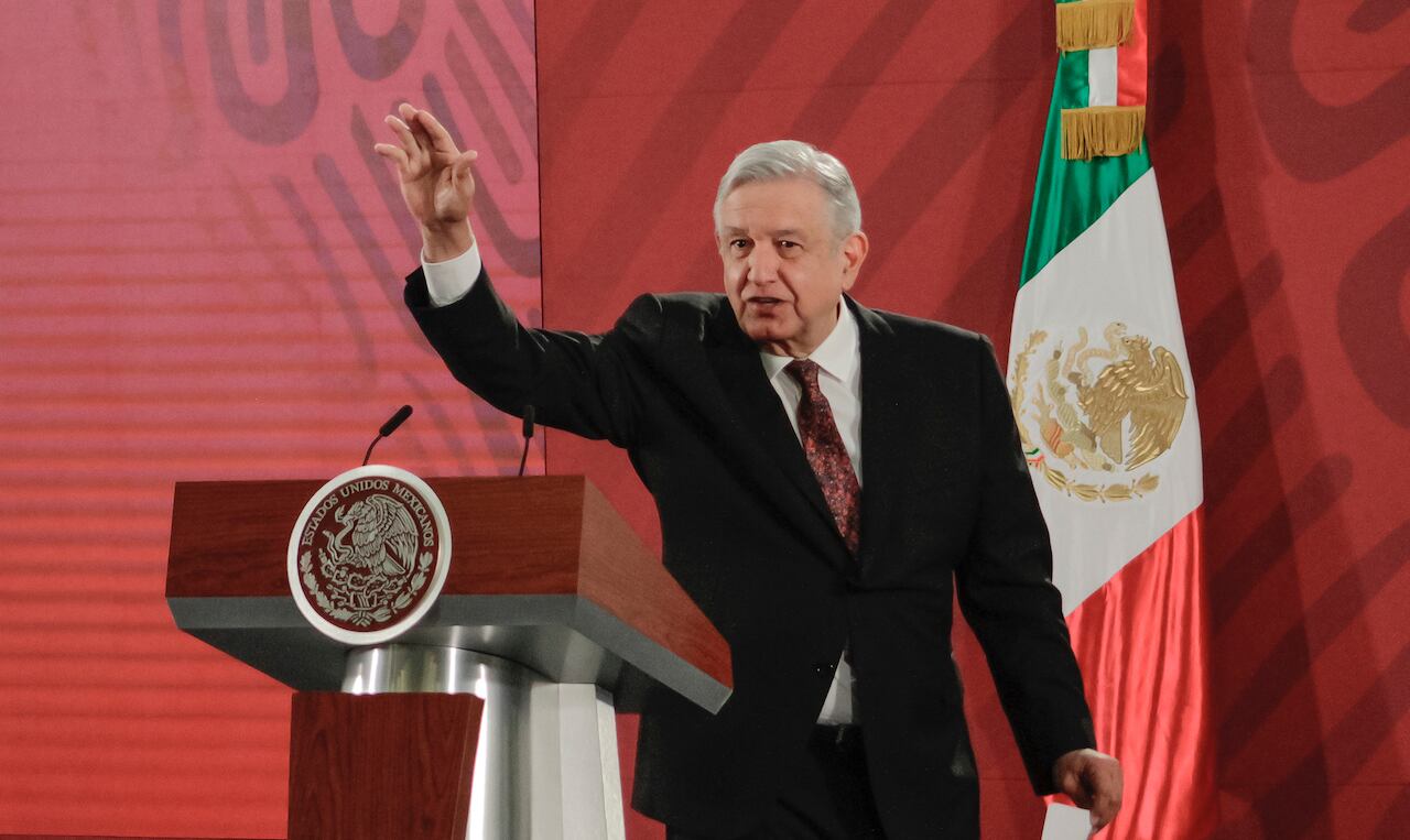 López Obrador se despide de la prensa al final de su conferencia matutina.