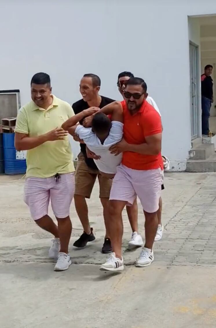 Borracho se gana pavo en la posada