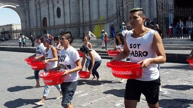 Policía reprime con violencia a activistas LGBTI de Arequipa.
