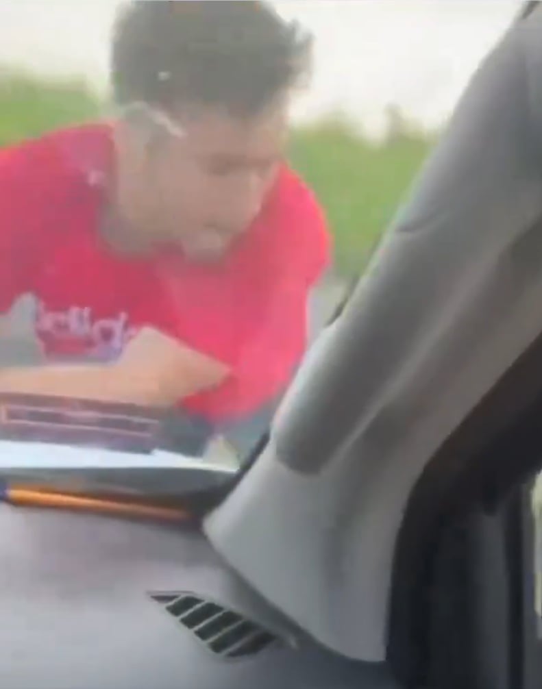 Video de ladrón que quedó colgado del cofre de un automóvil en Veracruz