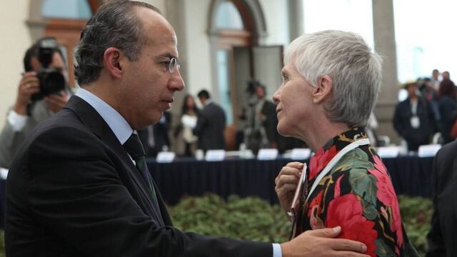 Felipe Calderón y la activista Teresa Carmona en el Castillo de Chapultepec en junio de 2011