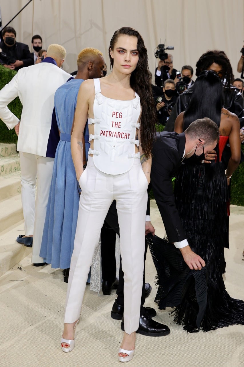 Cara Delevigne llegó al 'Met Gala 2021' con un look casual