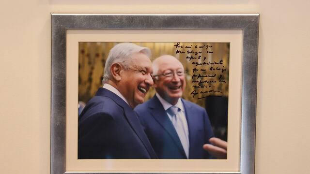 En una de las oficinas de la embajada americana, Ken Salazar conserva una fotografía con el presidente de México, Andrés Manuel López Obrador