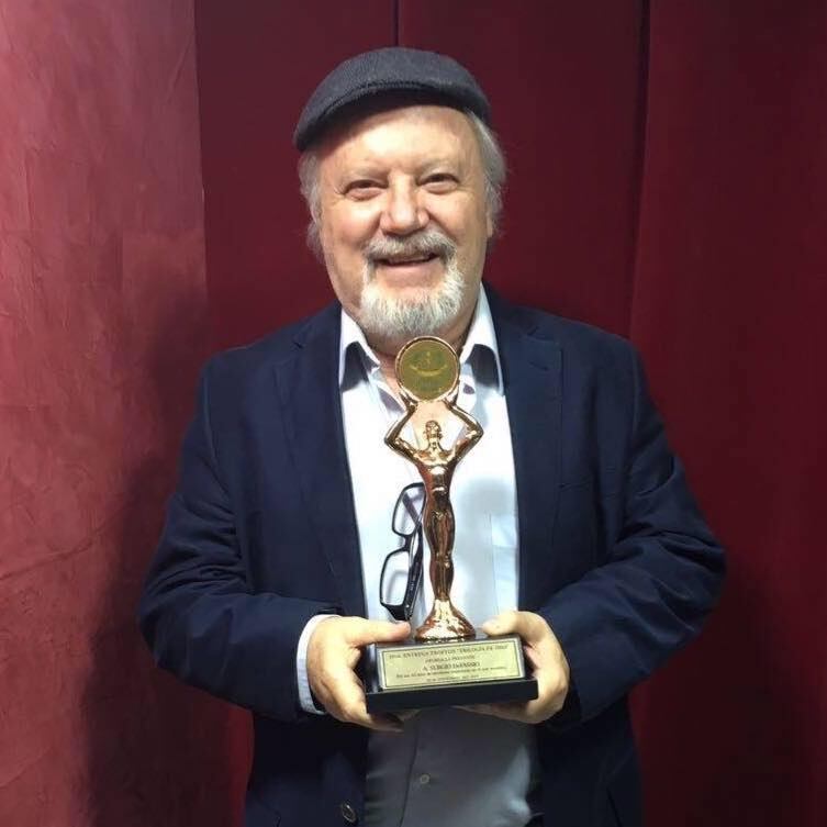 Sergio DeFassio con su premio por 25 años de trayectoria.