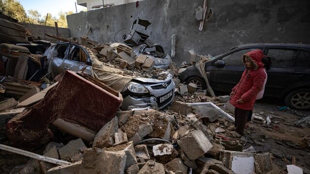 Niños palestinos contemplan las ruinas de una casa tras los ataques aéreos israelíes contra el campo de refugiados de Rafah, en el sur de la Franja de Gaza, este 7 de febrero