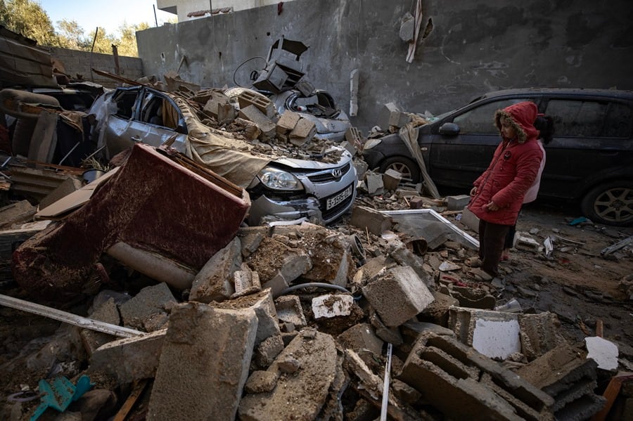 Niños palestinos contemplan las ruinas de una casa tras los ataques aéreos israelíes contra el campo de refugiados de Rafah, en el sur de la Franja de Gaza, este 7 de febrero