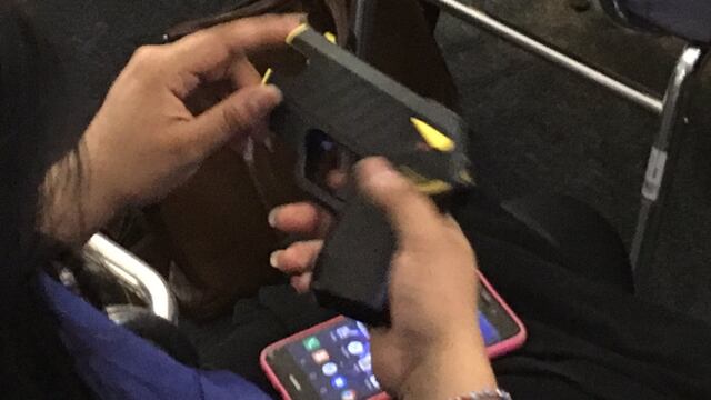Durante la presentación de la iniciativa se mostró una de las pistolas inmovilizadoras a analizar.