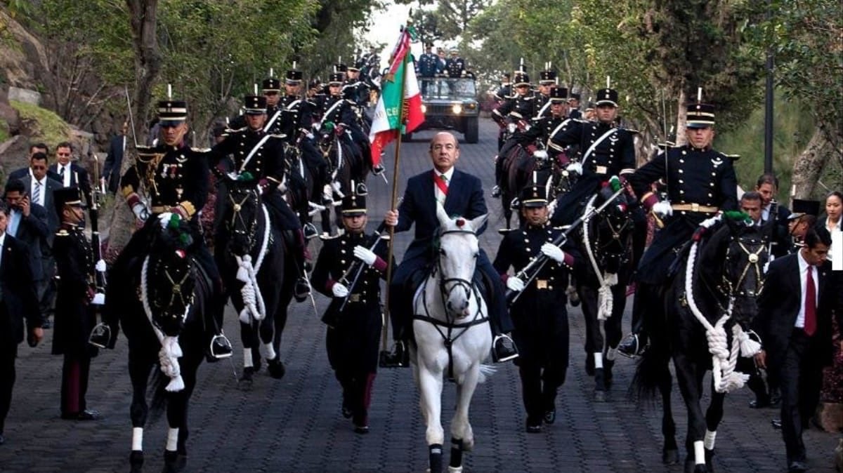 Felipe Calderón recuerda que fue el jefe supremo con polémica foto