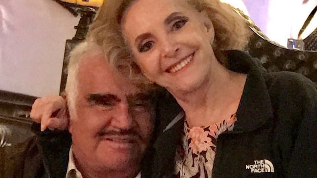 Vicente Fernández con doña Cuquita.