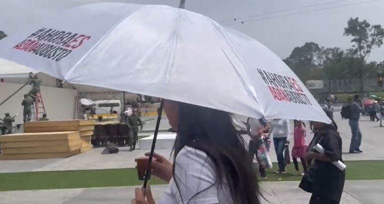 Sombrillas con la leyenda AhoraEsAdán en Puebla