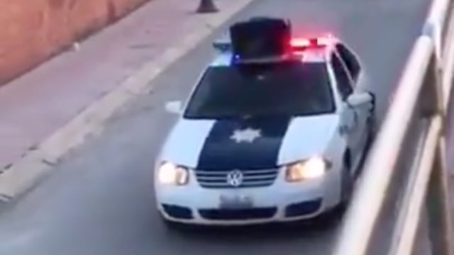 Patrullas invitan a quedarse en casa.