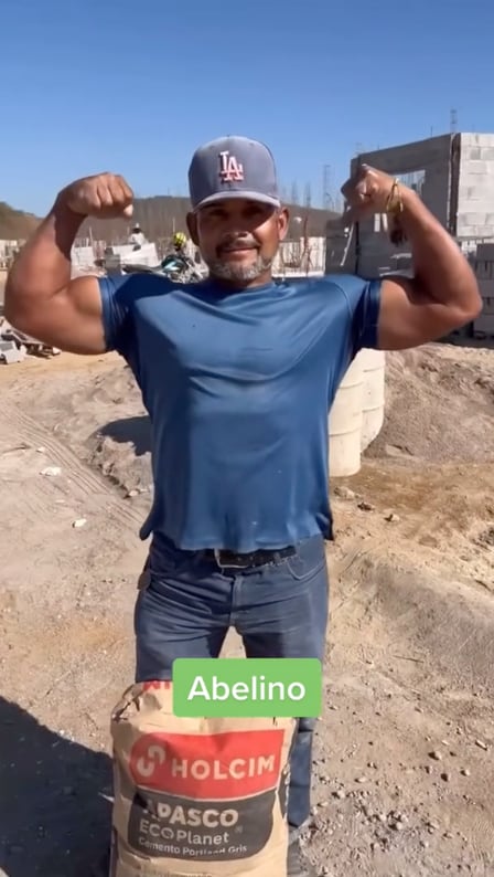 Demuestra que puede cargar costal de cemento con sus dientes