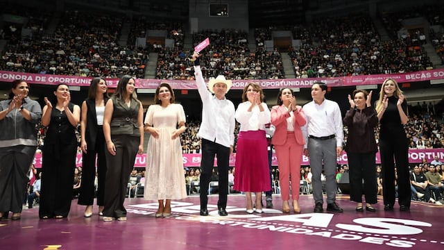 Alfonso Durazo entrega más de 18 mil becas a universitarios en Hermosillo