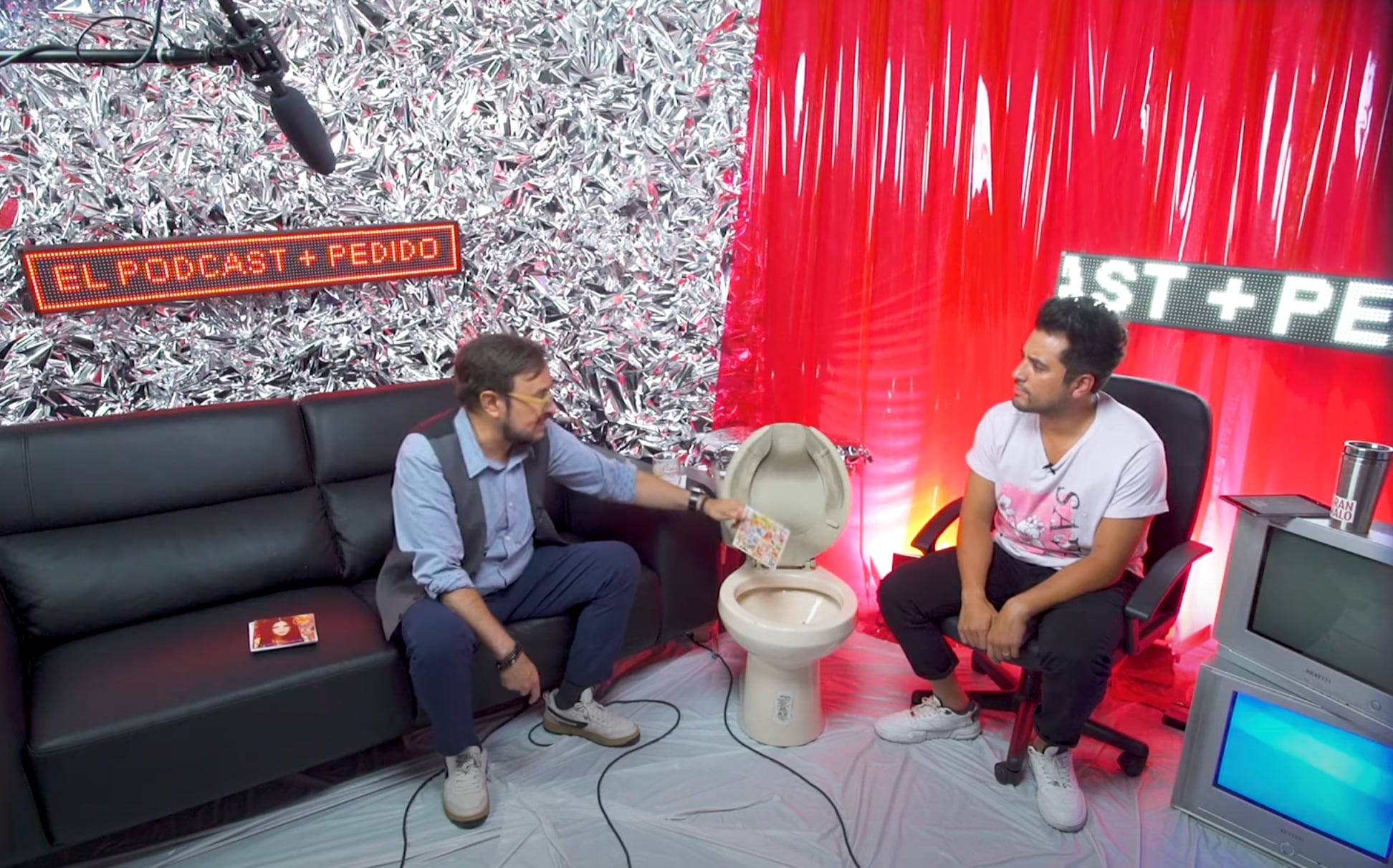 Aleks Syntek tira al excusado el álbum de Karol G, pero rescató todos estos discos