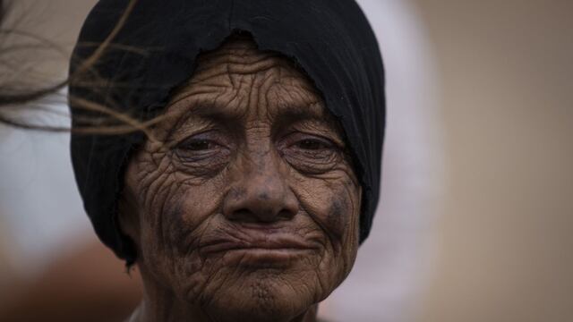 Mujer trabajadora de la basura durante un descanso