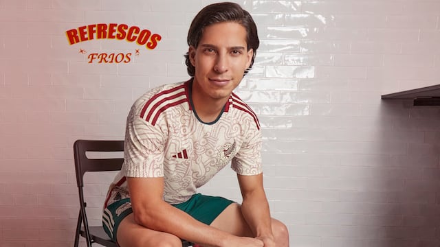 Diego Lainez posa con la nueva playera de la Selección Mexicana