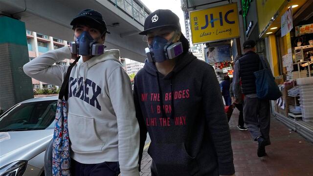 Una pareja usa mascarillas en Hong Kong.
