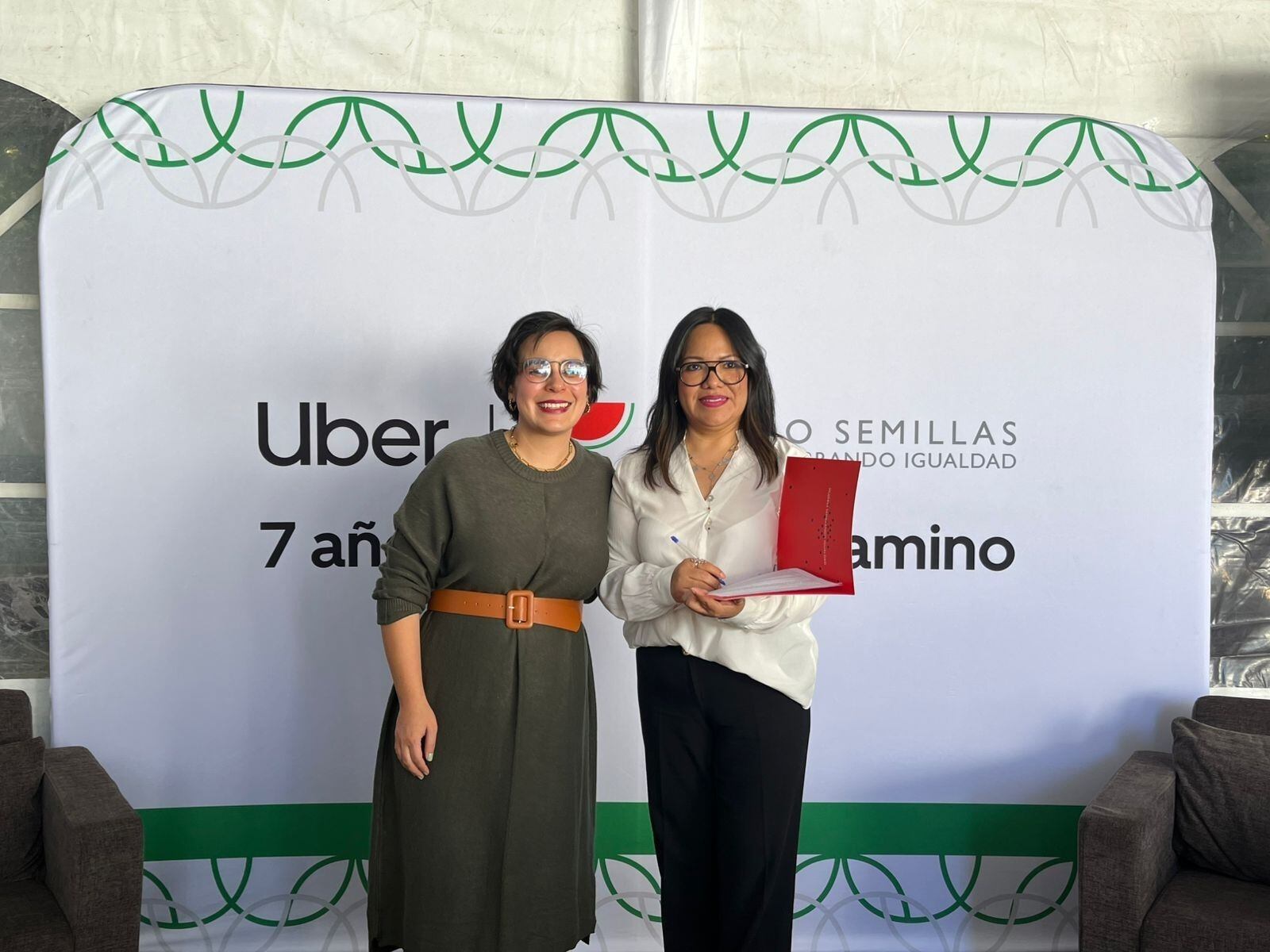 Cecilia Román y Gabriela Toledo firmaron el convenio que une a Uber con Fondo Semillas