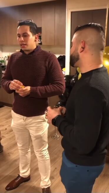 Trío poliamoroso se compromete