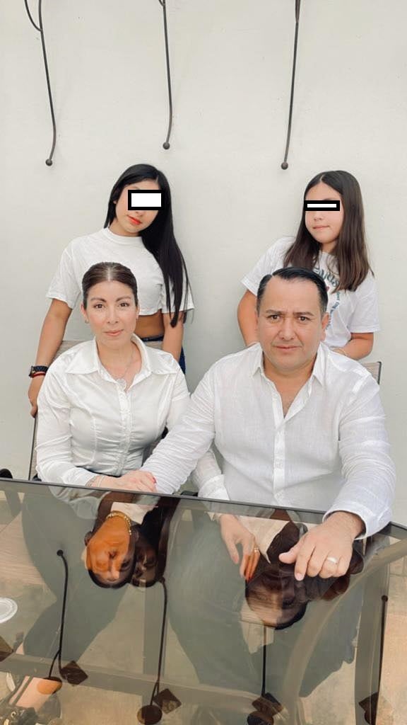 Roberto Ávila Tinoco con su esposa Erika Castro y sus hijas Dana Paola y Sofía.
