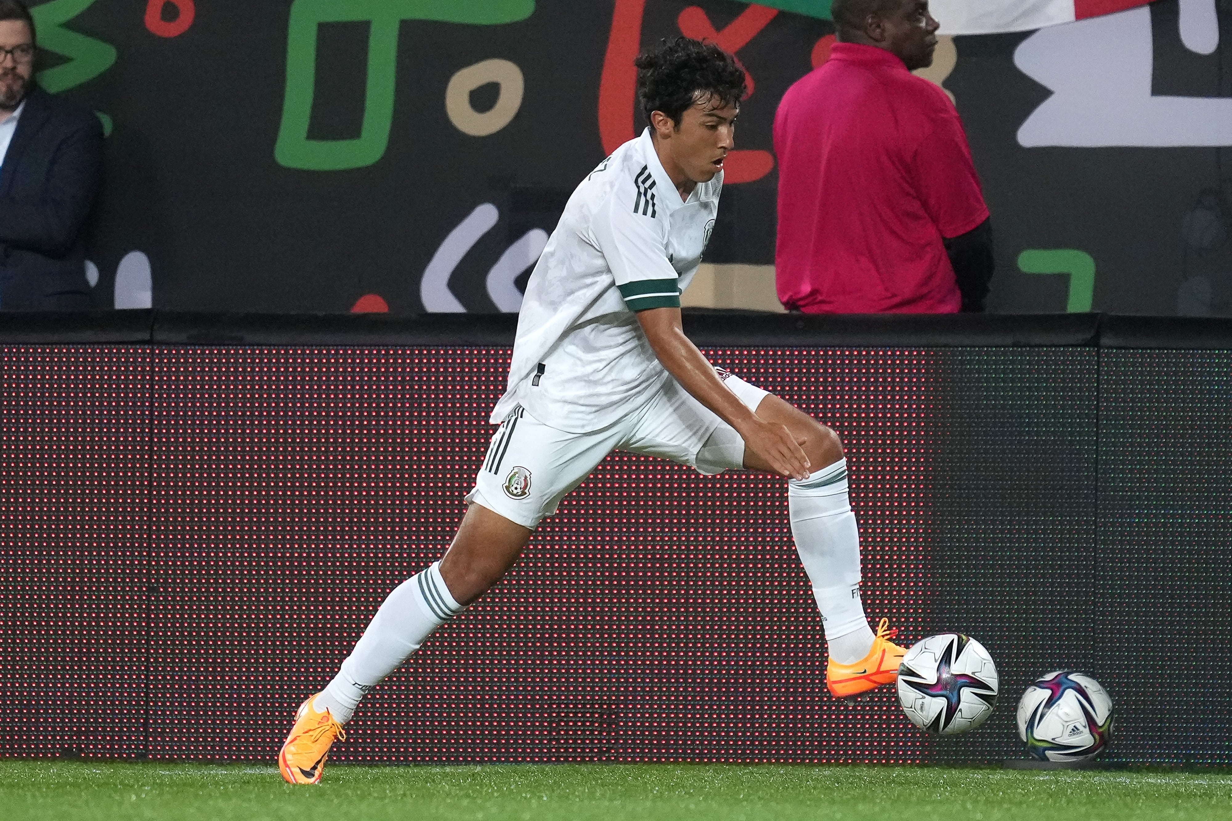 Jonathan Gómez con la Selección Mexicana.