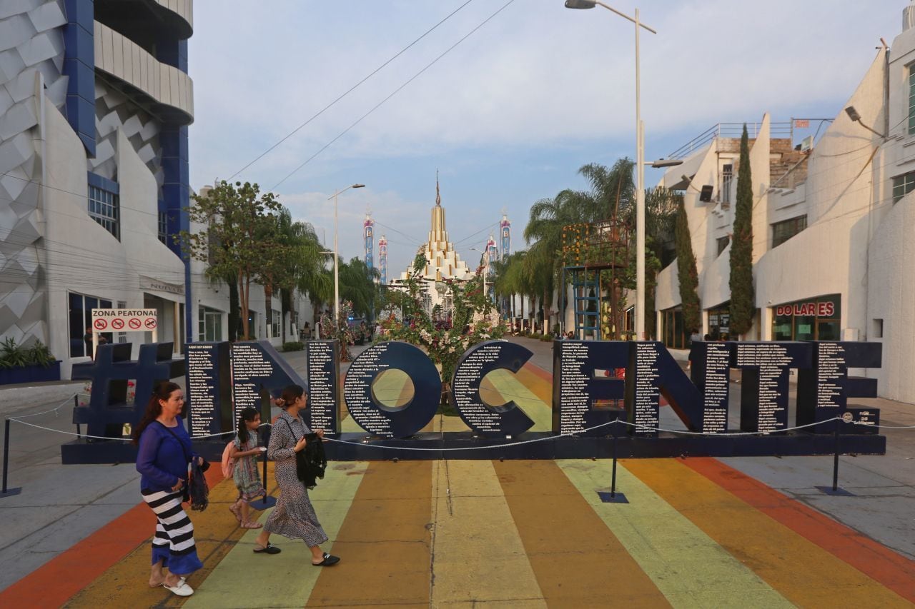 Fieles de la Luz del Mundo oran por su líder Naasón Joaquín