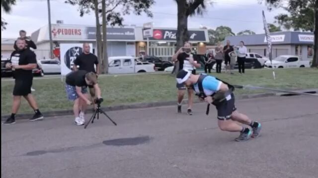 Atleta australiano corre maratón arrastrando una camioneta