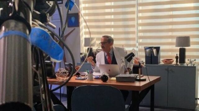 Arath de la Torre como el Dr. Cándido Pérez