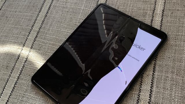 El Galaxy Fold reportado por el redactor de Bloomberg, Mark Gurman.