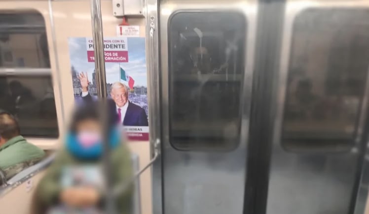 Propaganda de la marcha de AMLO en el Metro