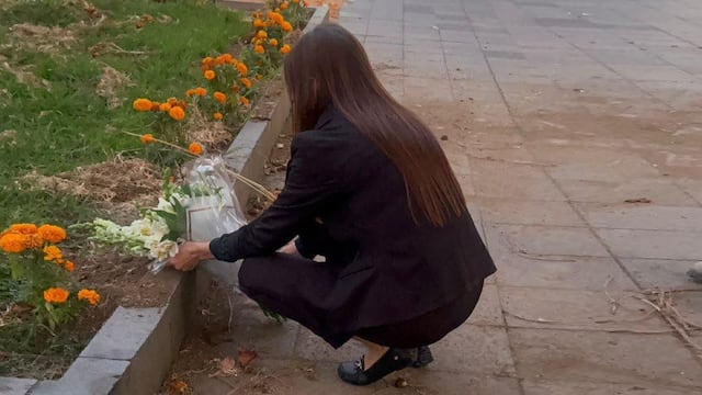 Grecia Quiroz rinde homenaje a Carlos Manzo en el lugar del asesinato tras un mes