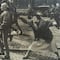 Golpeó a un neonazi con su bolsa en 1985; hoy tiene su propio monumento