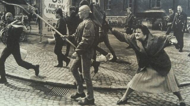 Danuta Danielsson golpeando a  Seppo Seluska.