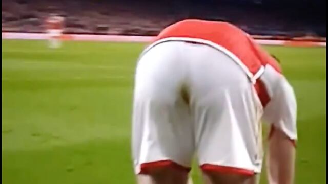 Jugador del Arsenal FC se hace popó en pleno partido