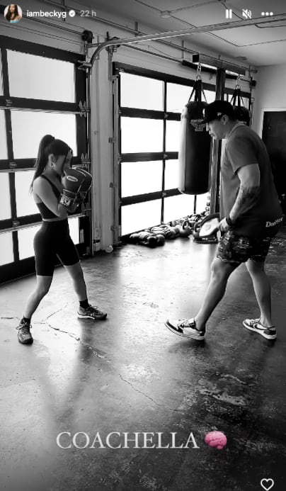 Becky G practicando box