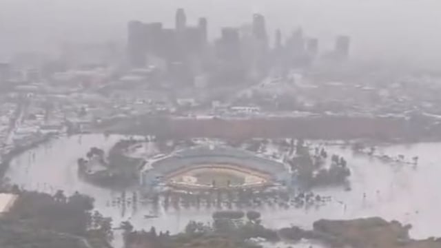El Estadio de los Dodgers quedó inundado tras el paso de la tormenta Hilary.