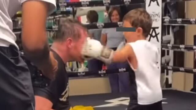 Canelo Álvarez y su pequeño hijo.