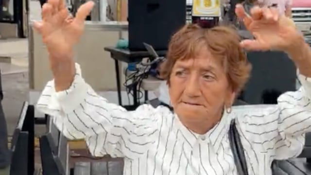 Abuelita perrea con cerveza en la cabeza